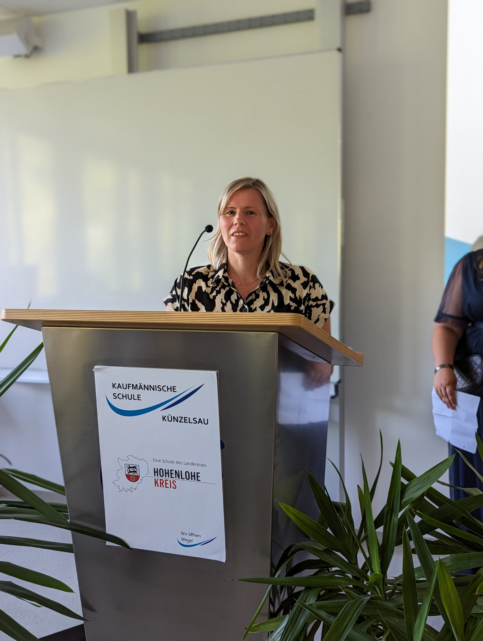 Abschlussfeier Volllzeit 2023 - Klassenlehrerin Stefanie Lotter, 2BFW2/1