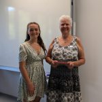 Abschlussfeier Vollzeit 2023 - Mathematiklehrerin Frau Wabbel mit Klassensprecherin Maileen Loos