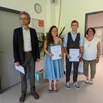 Abschlussfeier Volllzeit 2023 - Profilklasse 1BKFHT mit Schulleiter Moritz Keller und Abteilungsleiterin Catharina Schuster