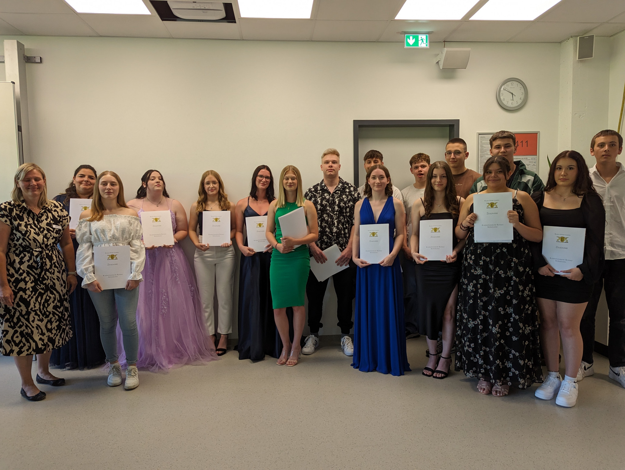 Abschlussfeier Volllzeit 2023 - Klasse 2BFW2/1 mit Klassenlehrerin Stefanie Lotter